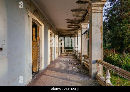 Alte Kolonnaden in einer verlassenen Villa. Stockfoto