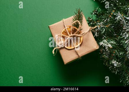 Kleines weihnachtsgeschenk in Bastelpapier verpackt Stockfoto