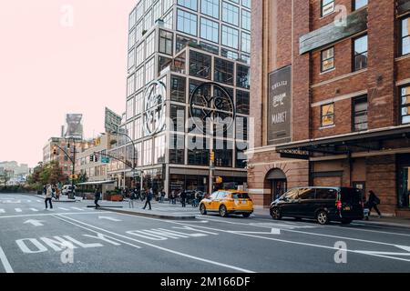 New York, USA - 21. November 2022: Blick auf die 9. Avenue vor dem Chelsea Market, einer Lebensmittelhalle, einem Einkaufszentrum, Bürogebäude und Fernsehproduktionen Stockfoto