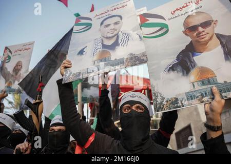 Gaza, Palästina. 10.. Dezember 2022. (INT) die Löwenhöhle organisiert einen marsch in den Straßen von Gaza. 10. Dezember 2022, Gaza, Palästina: Die Löwenhöhle in Gaza organisiert einen marsch im Zentrum von Gaza-Stadt im Rahmen der Aktivitäten des 35.. Starts der Hamas in Gaza. (Bild: © Saher Elghorra/TheNEWS2 via ZUMA Press Wire) Stockfoto