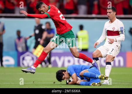 Doha, Katar. 10.. Dezember 2022. Yassine Bounou, Torwart Marokkos, rettet während des Quartals zwischen Marokko und Portugal der FIFA-Weltmeisterschaft 2022 im Al Thumama Stadium in Doha, Katar, 10. Dezember 2022. Kredit: Li Gang/Xinhua/Alamy Live News Stockfoto