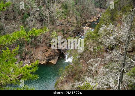 Ausblicke rund um die Tallulah Falls, nordöstlich von Atlanta, Habersham, Rabun County. Es handelt sich um eine Reihe von 6 Wasserfällen, die durch die antike Tallulah Gorge stürzen Stockfoto