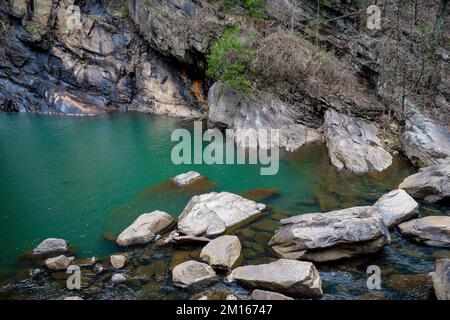 Ausblicke rund um die Tallulah Falls, nordöstlich von Atlanta, Habersham, Rabun County. Es handelt sich um eine Reihe von 6 Wasserfällen, die durch die antike Tallulah Gorge stürzen Stockfoto