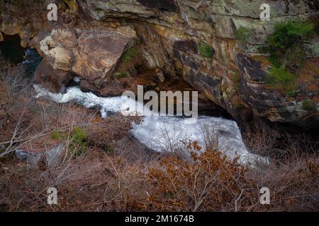 Ausblicke rund um die Tallulah Falls, nordöstlich von Atlanta, Habersham, Rabun County. Es handelt sich um eine Reihe von 6 Wasserfällen, die durch die antike Tallulah Gorge stürzen Stockfoto