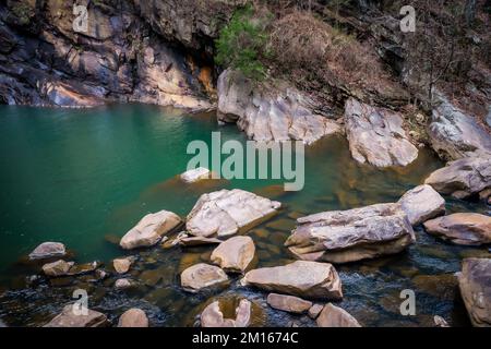 Ausblicke rund um die Tallulah Falls, nordöstlich von Atlanta, Habersham, Rabun County. Es handelt sich um eine Reihe von 6 Wasserfällen, die durch die antike Tallulah Gorge stürzen Stockfoto