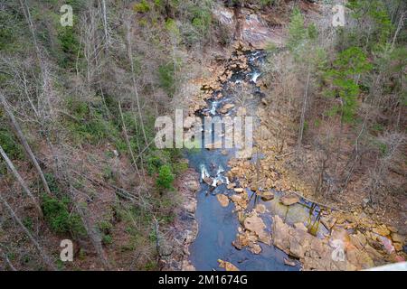 Ausblicke rund um die Tallulah Falls, nordöstlich von Atlanta, Habersham, Rabun County. Es handelt sich um eine Reihe von 6 Wasserfällen, die durch die antike Tallulah Gorge stürzen Stockfoto