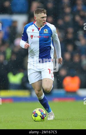 Blackburn, Großbritannien. 10.. Dezember 2022. Hayden Carter von Blackburn Rover in Aktion. EFL Skybet Championship Match, Blackburn Rovers gegen Preston NE im Ewood Park in Blackburn am Samstag, den 10.. Dezember 2022. Dieses Bild darf nur zu redaktionellen Zwecken verwendet werden. Nur redaktionelle Verwendung, Lizenz für kommerzielle Verwendung erforderlich. Keine Verwendung bei Wetten, Spielen oder Veröffentlichungen von Clubs/Ligen/Spielern. Bild von Chris Stading/Andrew Orchard Sportfotografie/Alamy Live News Credit: Andrew Orchard Sportfotografie/Alamy Live News Stockfoto