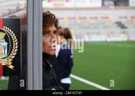 PALMA CAMPANIA, ITALIEN - DEZEMBER 10: Rita Guarino Trainer von Internazionale während der Frauenserie A Match zwischen Pomigliano CF Women und FC Internazionale Women im Stadio Comunale am 10. Dezember 2022 in Palma Campania Italien. Foto: Nicola Ianuale Credit: Nicola Ianuale/Alamy Live News Stockfoto