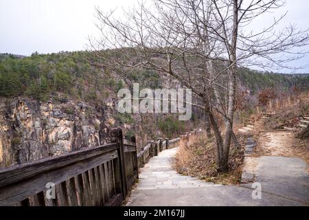 Ausblicke rund um die Tallulah Falls, nordöstlich von Atlanta, Habersham, Rabun County. Es handelt sich um eine Reihe von 6 Wasserfällen, die durch die antike Tallulah Gorge stürzen Stockfoto