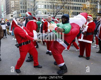 New York, Usa. 09.. Dezember 2022. Besucher der SantaCon NYC-Veranstaltung am Samstag, den 10. Dezember 2022, in New York City nehmen in Weihnachtskostümen und Weihnachtskostümen Teil. SantaCon ist ein wohltätiger, unpolitischer, unsinniger Weihnachtsmann, eine Feiertagsveranstaltung, die einmal im Jahr in Städten im ganzen Land stattfindet. Foto: John Angelillo/UPI Credit: UPI/Alamy Live News Stockfoto