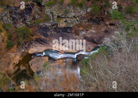 Ausblicke rund um die Tallulah Falls, nordöstlich von Atlanta, Habersham, Rabun County. Es handelt sich um eine Reihe von 6 Wasserfällen, die durch die antike Tallulah Gorge stürzen Stockfoto