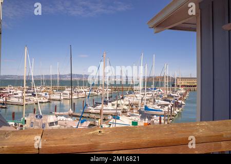 Aussichtspunkt am Pier 39 in San Francisco, Kalifornien, USA. Das Einkaufszentrum an der Bucht bietet Bootstouren, Restaurants, Souvenirläden und eine Anlegestelle für Segelboote Stockfoto