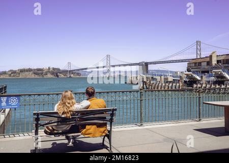 Besichtigungstour an der Oakland Bay Bridge und Yerba Buena Island, Downtown San Francisco, Kalifornien. Es gibt eine Fähre, die Touristen und Passagiere transportiert Stockfoto