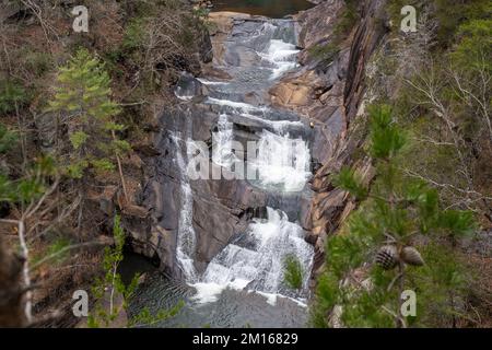 Ausblicke rund um die Tallulah Falls, nordöstlich von Atlanta, Habersham, Rabun County. Es handelt sich um eine Reihe von 6 Wasserfällen, die durch die antike Tallulah Gorge stürzen Stockfoto