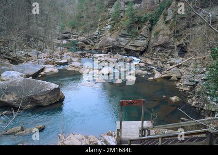 Ausblicke rund um die Tallulah Falls, nordöstlich von Atlanta, Habersham, Rabun County. Es handelt sich um eine Reihe von 6 Wasserfällen, die durch die antike Tallulah Gorge stürzen Stockfoto