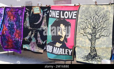 Bob Marley One Love Schal und drei Schals mit spiritueller Symbolik Stockfoto
