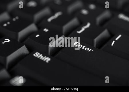 Eine schwarze Computertastatur. Schwarz auf Weiß. Schließen. Stockfoto