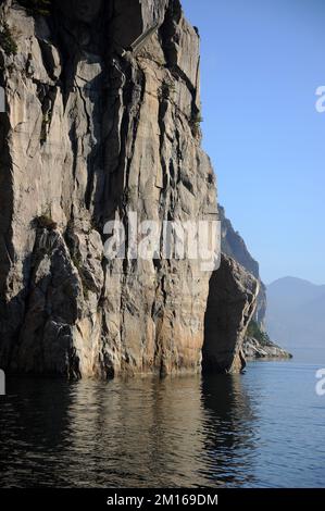 Segeln entlang Lysefjord. Stockfoto