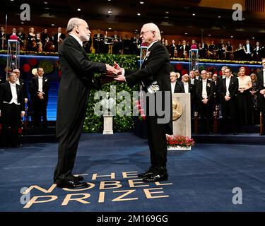 Stockholm, Schweden. 10.. Dezember 2022. Stockholm, Schweden. 10.. Dezember 2022. Dr. Ben S. Bernanke erhält den Sveriges-Riksbank-Preis für Wirtschaftswissenschaften zum Gedenken an Alfred Nobel 2022 von König Carl Gustaf von Schweden während der Nobelpreisverleihung in der Konzerthalle in Stockholm am Samstag, den 10. Dezember 2022. Foto: Jonas Ekströmer / TT / kod 10030 Kredit: TT News Agency/Alamy Live News Kredit: TT News Agency/Alamy Live News Stockfoto