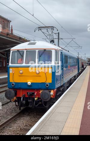 Konservierte elektrische Lokomotive der Klasse 86 86259, die einen zusätzlichen Rettungszug auf der Westküste-Hauptlinie bei Rugby transportiert Stockfoto