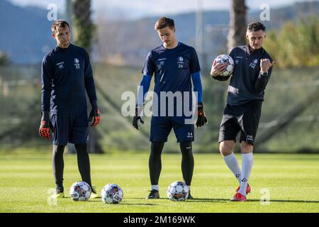 Gents Torhüter Davy Roef, Gents Torhüter Louis Fortin und Gents Torhüter-Trainer Francky Vandendriessche wurden während eines Trainings im Wintertrainingslager der belgischen Fußballmannschaft KAA Gent in Oliva, Spanien, am Samstag, den 10. Dezember 2022 vorgestellt. BELGA FOTO LUC CLAESSEN Stockfoto