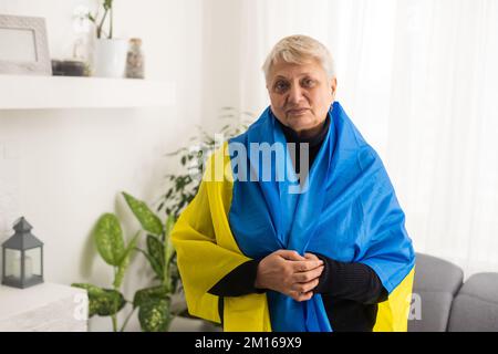 Eine ältere Frau mit ukrainischer Flagge Stockfoto