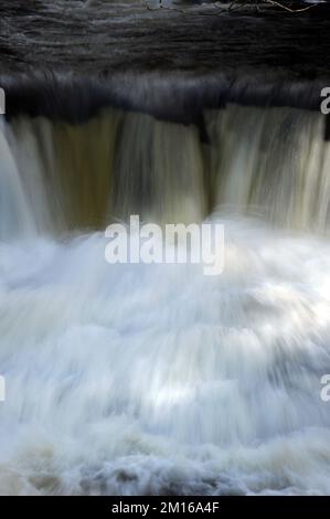 Letzter Wasserfall auf der Afon Mellte. Direkt oberhalb der alten Schießpulver-Werke bei Pontneddfechan. Stockfoto