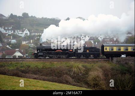 „Lydham Manor“ (läuft als Klassenpionier 7800 „Torquay Manor“) im Broadsands Viaduct. Stockfoto