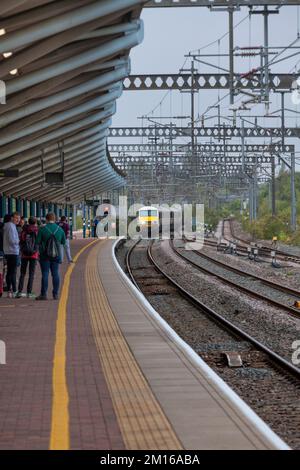 Intercity-Lackiererei Klasse 90 Elektrische Lokomotive 90002, die einen Intercity-Charterzug auf der Hauptlinie der Westküste nach Avanti Westküste transportiert Stockfoto