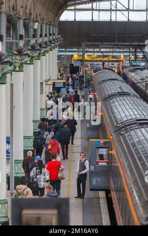 Intercity Railtours / Locomotive Services knallen Sie die Tür von 3 Kutschen in Manchester Piccadilly mit Intercity Stewards und Passagieren Stockfoto