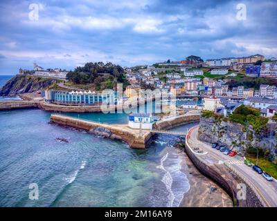 Touristische Destination Luarca, Asturien, Spanien, Europa. Natur Stadtlandschaft mit Angeln und Vergnügungshafen mit Booten. Stockfoto