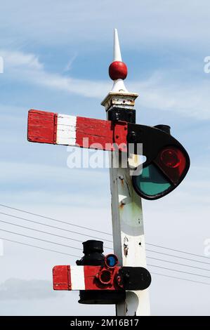 Semaphor-Signale an der Station Llanuwchllyn. Stockfoto