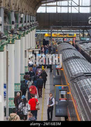 Intercity Railtours / Locomotive Services knallen Sie die Tür von 3 Kutschen in Manchester Piccadilly mit Intercity Stewards und Passagieren Stockfoto