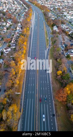 Ein Blick aus der Vogelperspektive auf ein Vorstadtviertel während eines wunderschönen Sonnenaufgangs in Long Island, NY Stockfoto