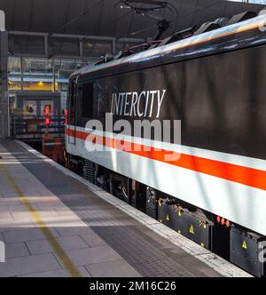 Intercity-Lackiererei Klasse 90 Elektrische Lokomotive 90002, die einen Intercity-Charterzug auf der Hauptlinie der Westküste nach Avanti Westküste transportiert Stockfoto