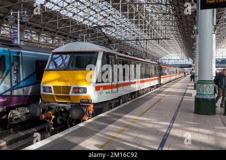 Intercity-Lackiererei Klasse 90 Elektrische Lokomotive 90002, die einen Intercity-Charterzug auf der Hauptlinie der Westküste nach Avanti Westküste transportiert Stockfoto