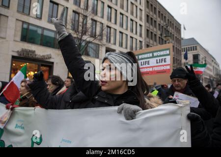 Berlin, Deutschland. 10.. Dezember 2022. Viele Demonstranten versammelten sich am 10. Dezember 2022 in Berlin zu Protesten gegen das iranische Regime. Die Demonstranten hielten zahlreiche Schilder, die den Tod der Mullahs, die Freiheit des Lebens der Frau und die Hinrichtungen im Iran zeigten. Die Proteste kommen inmitten wachsender internationaler Besorgnis über die Lage im Iran. Demonstranten riefen auch Slogans an, die den Sturz der Regierung forderten. Darüber hinaus zirkuliert nach der Hinrichtung des iranischen Rappers Mohsen Shekari eine Liste mit 24 weiteren Namen von Demonstranten, die auf ein Todesurteil warten. Auf internationaler Ebene ist das Regime stark Stockfoto