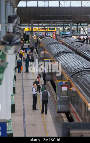 Intercity Railtours / Locomotive Services knallen Sie die Tür von 3 Kutschen in Manchester Piccadilly mit Intercity Stewards und Passagieren Stockfoto