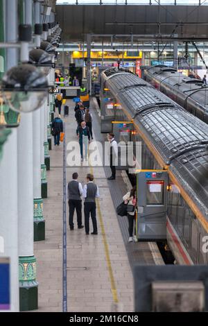 Intercity Railtours / Locomotive Services knallen Sie die Tür von 3 Kutschen in Manchester Piccadilly mit Intercity Stewards und Passagieren Stockfoto