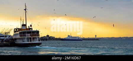 Weißes Kreuzfahrtschiff mit Fähre, Beförderung von Passagieren, Symbol von istanbul, März 23 2019 Kadikoy Istanbul Türkei Stockfoto