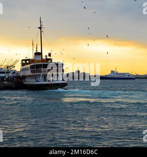 Weißes Kreuzfahrtschiff mit Fähre, Beförderung von Passagieren, Symbol von istanbul, März 23 2019 Kadikoy Istanbul Türkei Stockfoto