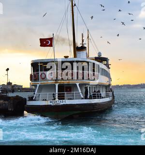 Weißes Kreuzfahrtschiff mit Fähre, Beförderung von Passagieren, Symbol von istanbul, März 23 2019 Kadikoy Istanbul Türkei Stockfoto