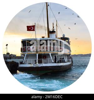 Weißes Kreuzfahrtschiff mit Fähre, Beförderung von Passagieren, Symbol von istanbul, März 23 2019 Kadikoy Istanbul Türkei Stockfoto