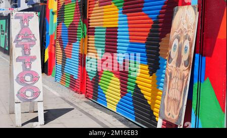 Geschlossener Laden vor einem Tattoo-Salon an der Promenade in Venice Beach Stockfoto