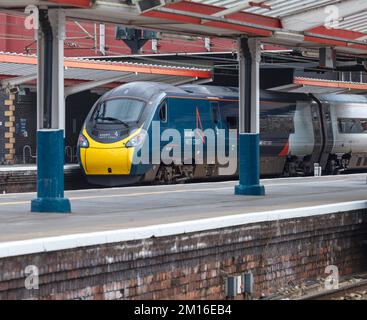 Zug Avanti West Coast Klasse 390 pendolino am Bahnhof Crewe, Cheshire, Großbritannien Stockfoto