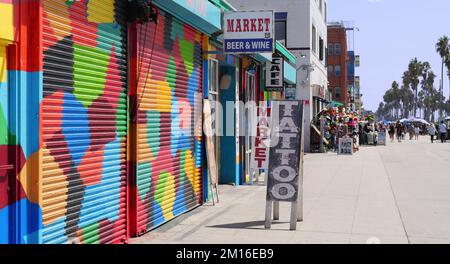 Geschlossener Laden vor einem Tattoo-Salon an der Promenade in Venice Beach Stockfoto