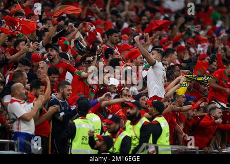 Doha, Katar. 10.. Dezember 2022. Marokkanischer Fan während eines Spiels gegen Portugal, das für das Viertelfinale der FIFA-Weltmeisterschaft im Al-Thumama-Stadion in Doha, Katar, am 10. Dezember 2022 gültig ist. (Foto: William Volcov Credit: Brazil Photo Press/Alamy Live News Stockfoto