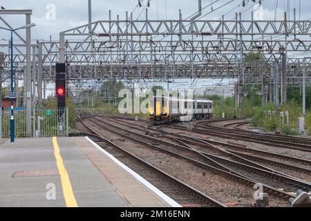 Transport für wales Klasse 153 + 150 Züge, die mit einem roten Signal in Crewe ankommen Stockfoto