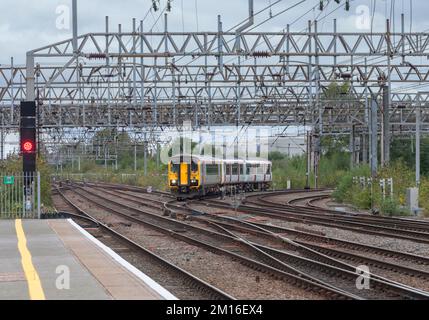 Transport für wales Klasse 153 + 150 Züge, die mit einem roten Signal in Crewe ankommen Stockfoto