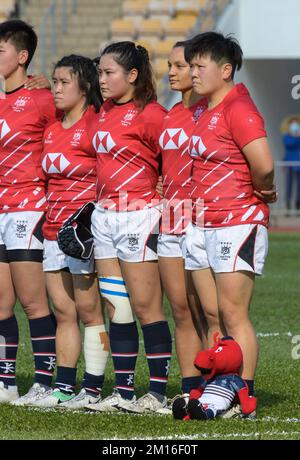 Hongkong, China. 10.. Dezember 2022. Asia Rugby Frauen Championships 2021 Testspiel Hongkong gegen Kasachstan. Das Hongkong-Team stellt sich für die Nationalhymne auf. Alamy Live Sport/ Kredit: Jayne Russell/Alamy Live News Stockfoto